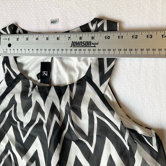 Iz Byer Women Blouse size L Sleeveless Screw Neck Lightweight Black & White - Picture 2 of 8
